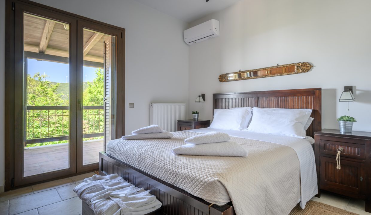 villa-vicanti-bedroom-double-bed-1